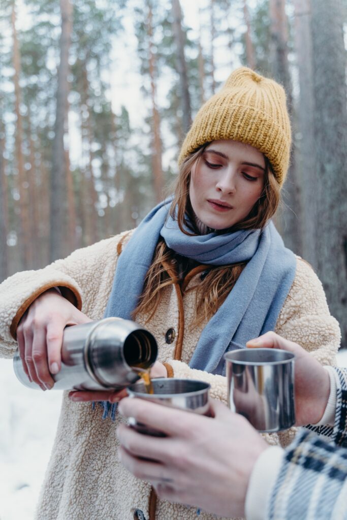 ragazza con thermos versando tè